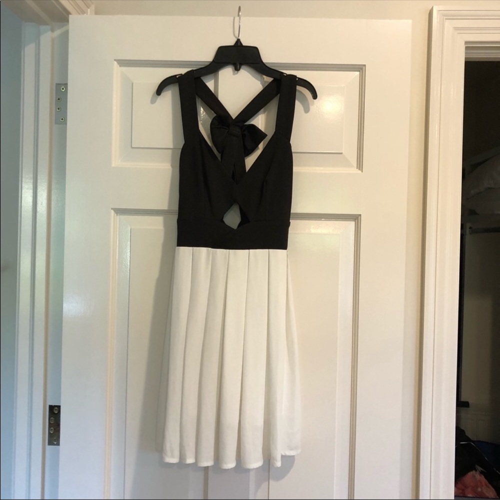Black and White keyhole,bow-back dress
